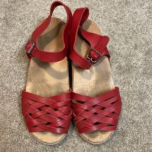 Lotta from Stockholm low wood red sandals
